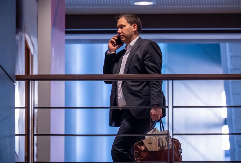 Finanzminister Lars Klingbeil (SPD) muss im Alltag viel Zeit am Handy verbringen - und will es an Weihnachten bewusst ausschalten. (Archivbild) - Foto: Michael Kappeler/dpa