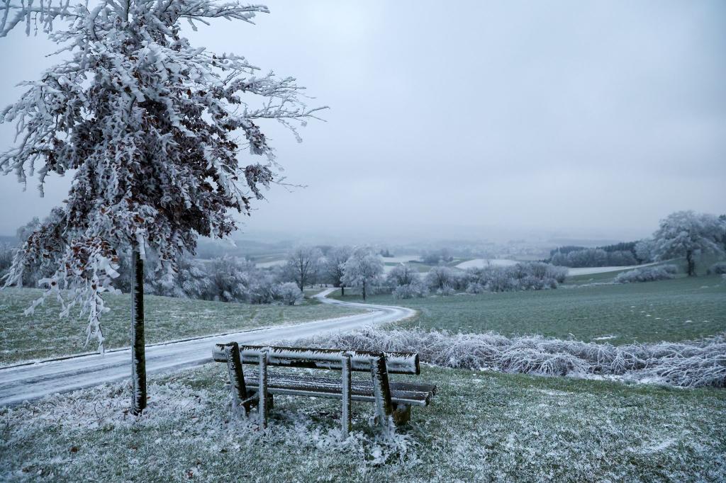 Frostig wird es über Weihnachten - und im Süden fällt doch ein wenig Schnee. - Foto: Thomas Warnack/dpa