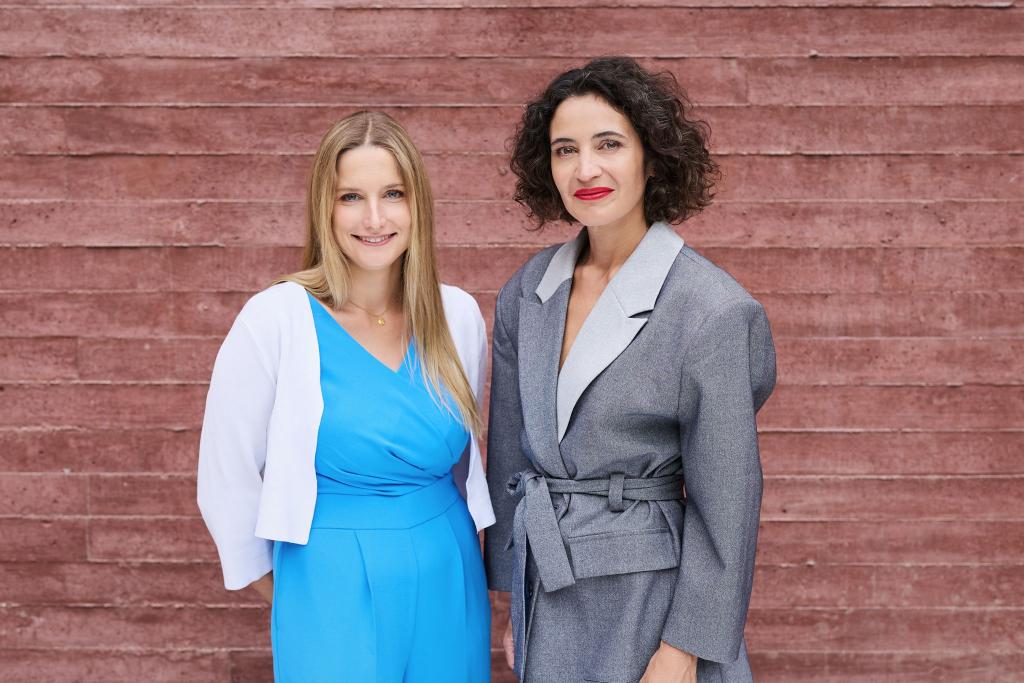 Die US-Regierung hat ein Einreiseverbot gegen die beiden HateAid-Geschäftsführerinnen Josephine Ballon (links) und Anna-Lena von Hodenberg wegen angeblicher Zensur amerikanischer Online-Plattformen verhängt. (Archivbild) - Foto: Sven Serkis/HateAid/dpa