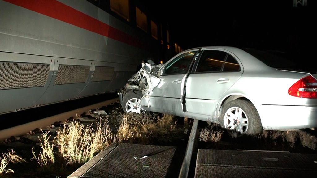 Das Auto stand auf dem Bahnübergang und wurde von einem ICE erfasst. - Foto: Markus Wüllner/dpa