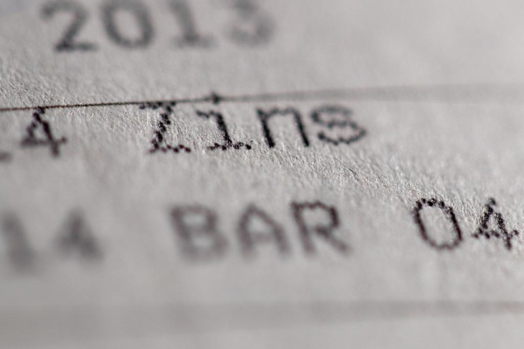 Der Abwärtstrend ist gestoppt, aber die Inflation schlagen Sparerinnen und Sparer mit Fest- und Tagesgeldangeboten nach wie vor in der Regel nicht. (Symbolbild) - Foto: Daniel Karmann/dpa