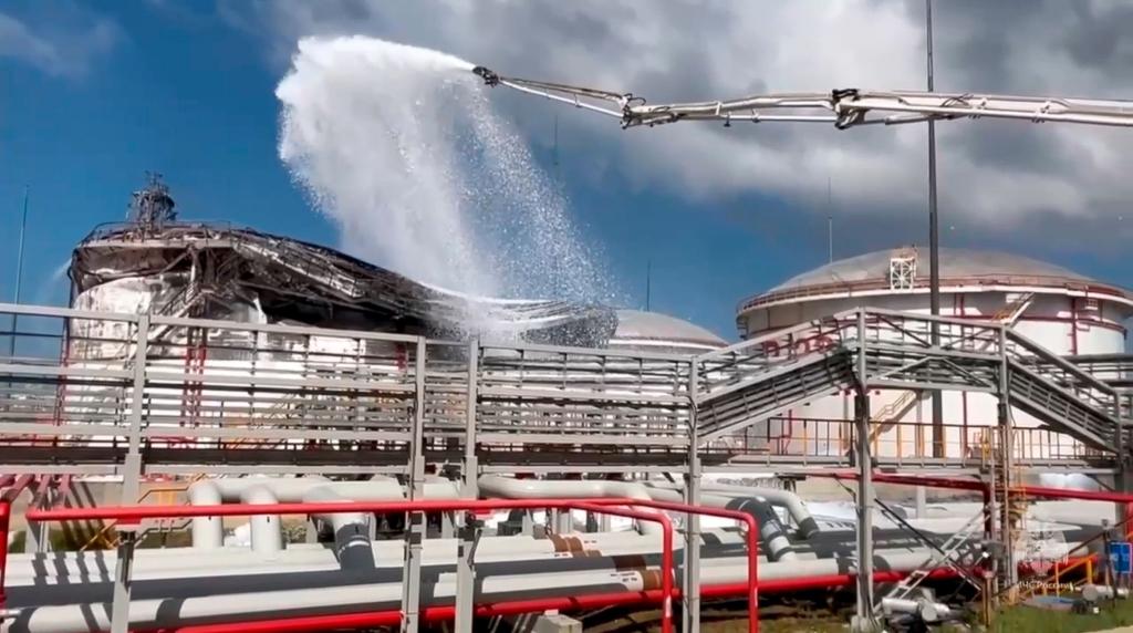 In der Region Krasnodar hat ein ukrainischer Drohnenangriff erneut ein Lager mit Erdölprodukten getroffen. (Archivbild) - Foto: Uncredited/Russian Emergency Ministry Press Service/AP/dpa