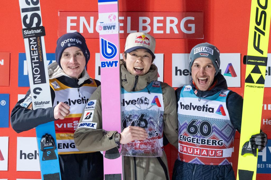 Drei Kandidaten für den Tourneesieg: Domen Prevc, Ryoyu Kobayashi und Felix Hoffmann (l-r). (Archivbild) - Foto: Urs Flueeler/KEYSTONE/dpa