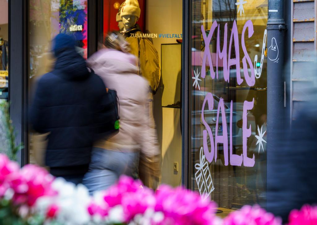 Viele Kunden schauten im Weihnachtsgeschäft stark auf Preise und Rabatte. - Foto: Andreas Arnold/dpa
