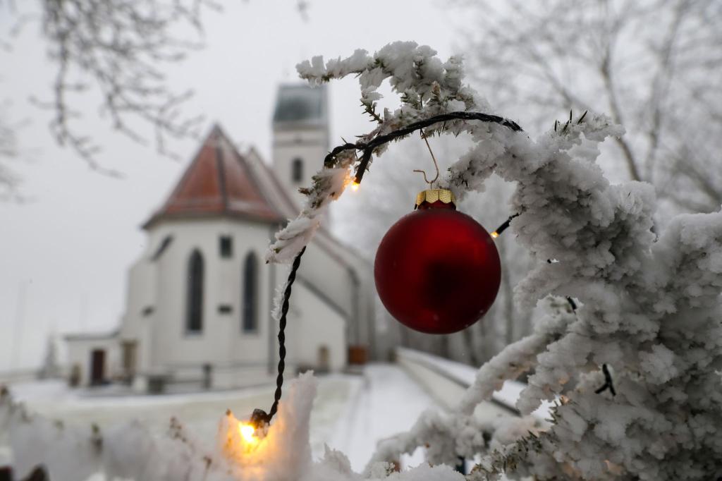 Nur wenige Menschen konnten Heiligabend im Schnee feiern. - Foto: Thomas Warnack/dpa