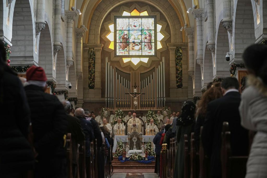 Patriarch Pizzaballa leitet Weihnachtsmesse in der Geburtskirche von Bethlehem - Foto: Mahmoud Illean/AP/dpa