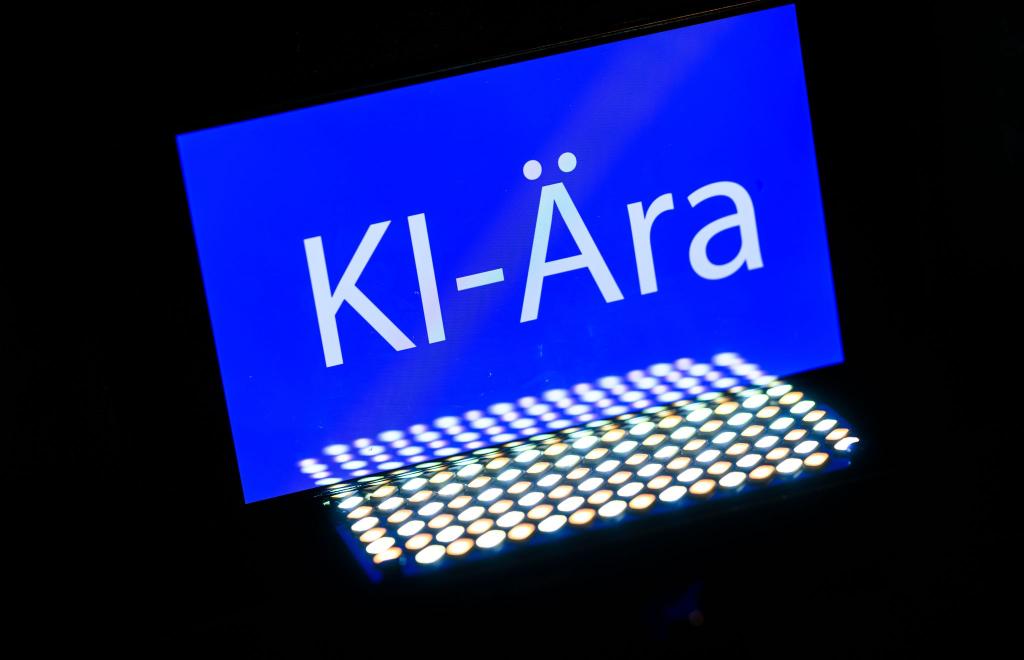 Das Wort des Jahres 2025 ist «KI-Ära». Voraussichtlich 2026 werden viele Verbraucherinnen und Verbraucher erstmals einer Weiterentwicklung der Technologie begegnen - beim Online-Einkauf. (Symbolbild) - Foto: Robert Michael/dpa