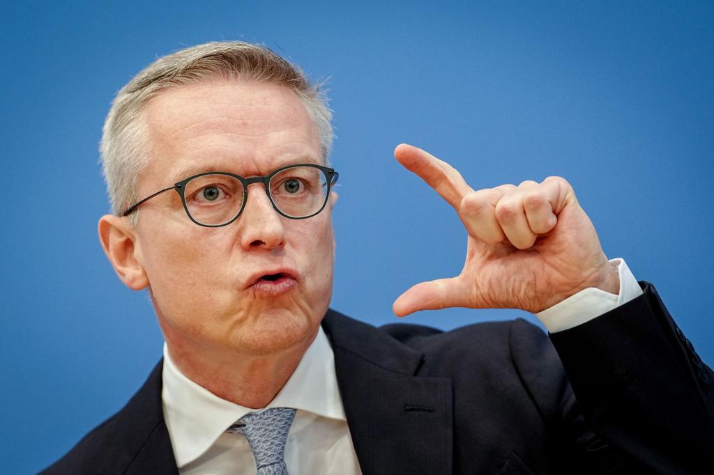 Digitalminister Karsten Wildberger (CDU) unterstützt die Idee einer Altersgrenze für Social Media und hält auch Smartphone-Verbote an Schulen für sinnvoll. (Archivbild) - Foto: Kay Nietfeld/dpa