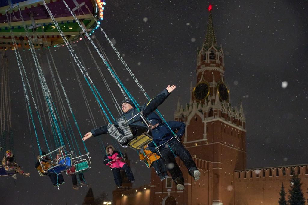 Karussell vor Kremlkulisse: Kinder vergnügen sich auf dem Weihnachtsmarkt am Roten Platz - Foto: Alexander Zemlianichenko/AP/dpa