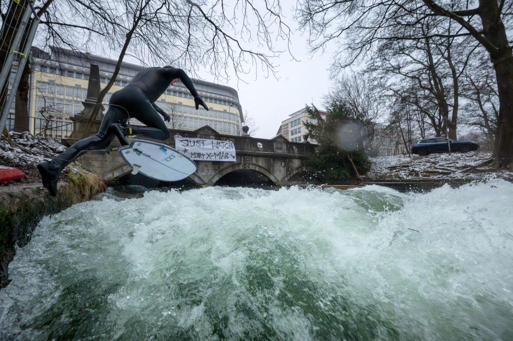 Ein Weihnachtswunder? Auf dem Eisbach wird wieder gesurft. - Foto: Peter Kneffel/dpa