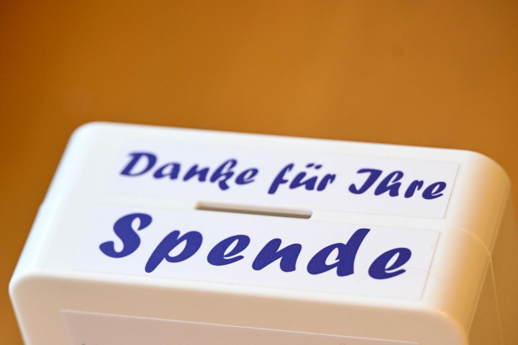 Die Spendenbereitschaft mancher Menschen geht offenbar zurück. (Symbolbild) - Foto: Jens Kalaene/dpa