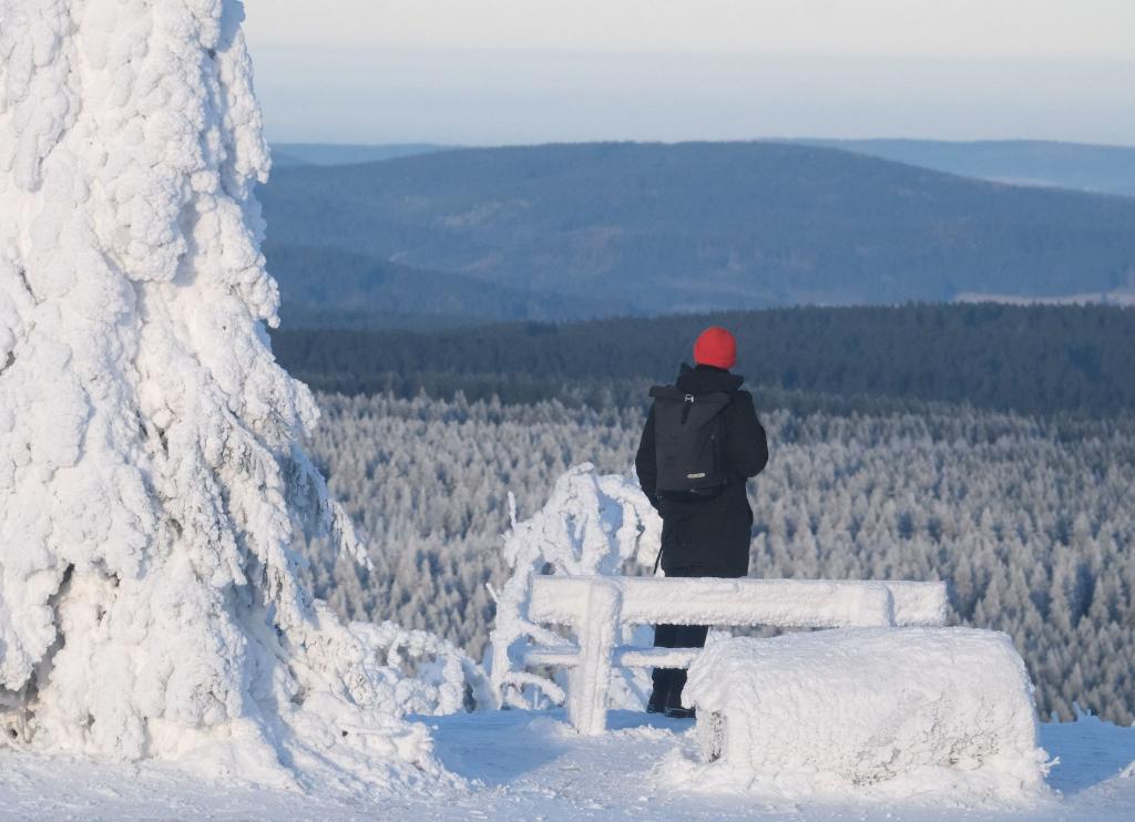 Fichtelberg im Frost: Spaziergänger genießt Winteridylle - Foto: Sebastian Willnow/dpa