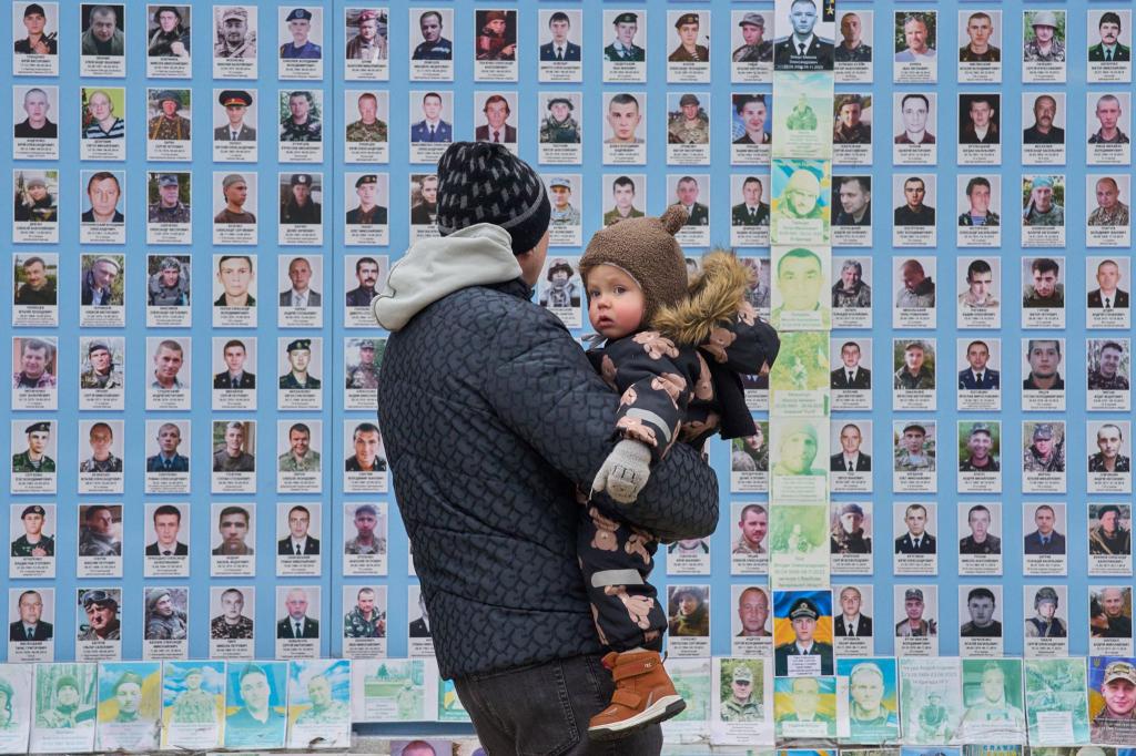 Die Ukraine hat viele Tote zu beklagen und wartet sehnlich auf Frieden. - Foto: Efrem Lukatsky/AP/dpa