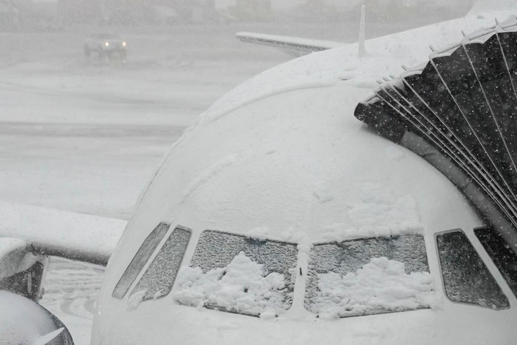 Hunderte Flüge von und nach New York wurden wegen heftigen Winterwetters gestrichen. (Symbolbild) - Foto: Frank Franklin II/AP/dpa