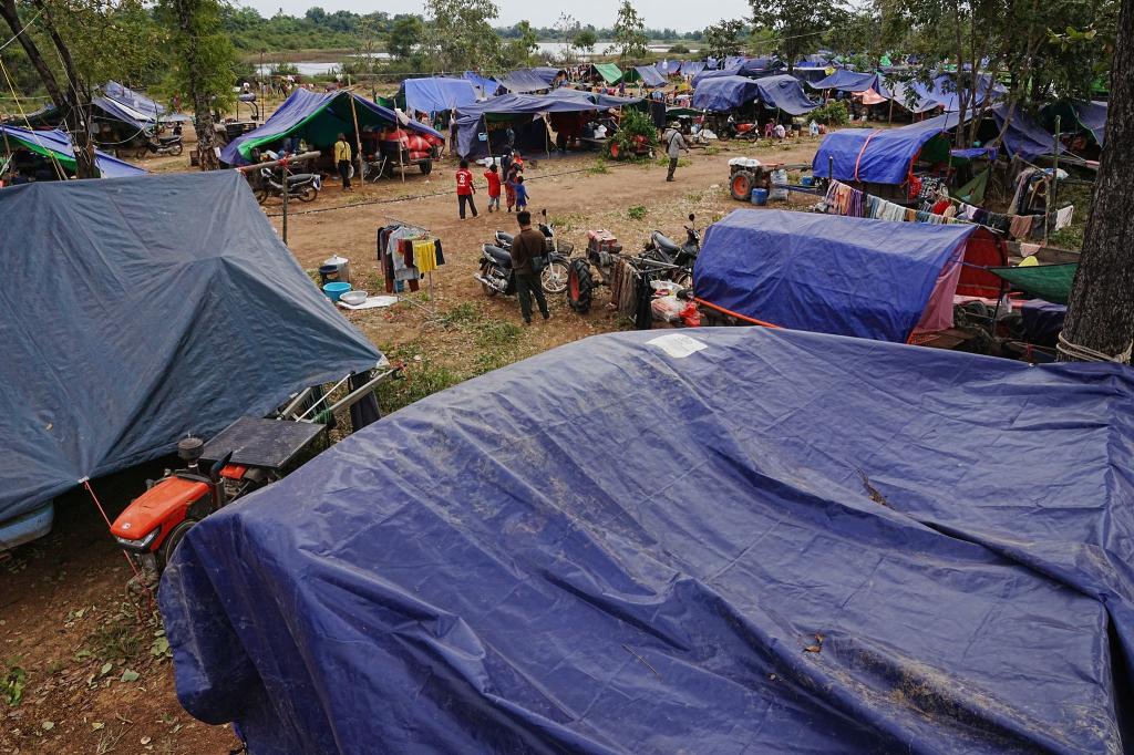 Evakuierte Menschen in der kambodschanischen Provinz Oddar Meanchey, wo sie auf einem Schulgelände vor den Kämpfen zwischen Thailand und Kambodscha Zuflucht suchen. (Archivbild) - Foto: Heng Sinith/AP/dpa