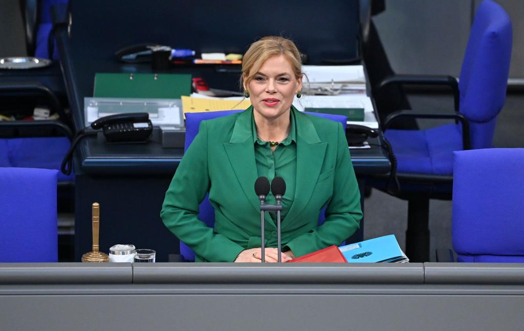 Bundestagspräsidentin Julia Klöckner fordert strengere Voraussetzungen für eine Beschäftigung durch Abgeordnete und eine bessere Drohnenabwehr. (Archivbild) - Foto: Elisa Schu/dpa