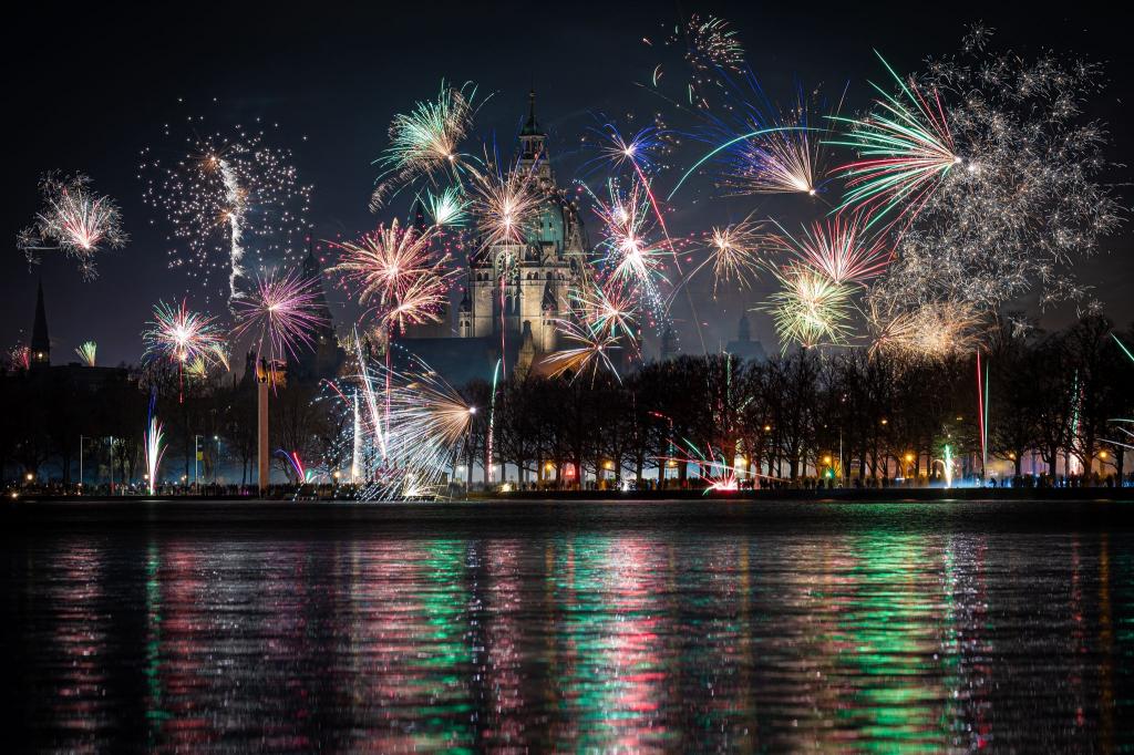 Niemand hat etwas gegen organisierte Feuerwerke an zentralen Plätzen, doch die wilde Böllerei muss untersagt werden, sagt der Präsident der Bundesärztekammer. (Archivfoto) - Foto: Moritz Frankenberg/dpa