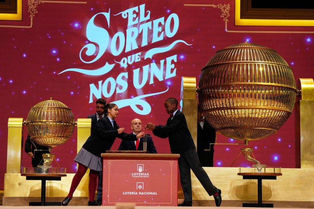 Schülerinnen und Schüler stehen im Mittelpunkt der Zeremonie. Hier bei der Ziehung der Lottozahlen im Madrider Teatro Real. - Foto: Manu Fernandez/AP/dpa