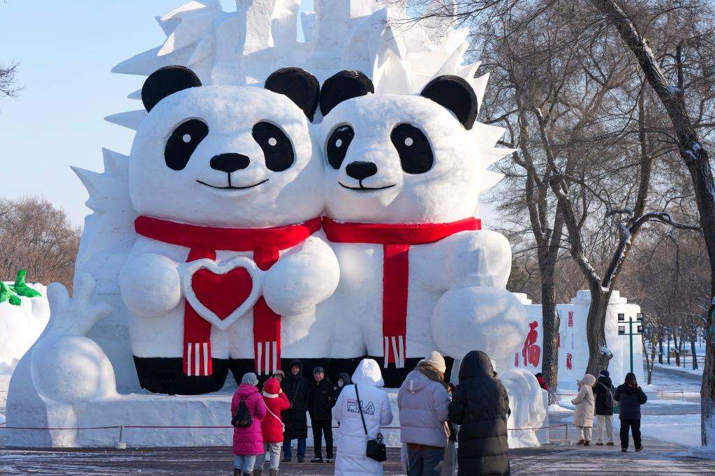 Jedes Jahr strömen Millionen von Besuchern nach Harbin, um die Schnee- und Eis-Skulpuren zu sehen. - Foto: Wang Song/XinHua/dpa