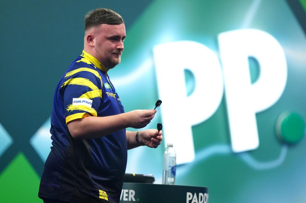 Luke Littler musste sich als Kind einer Operation an den Augen unterziehen. (Archivbild) - Foto: Bradley Collyer/PA Wire/dpa