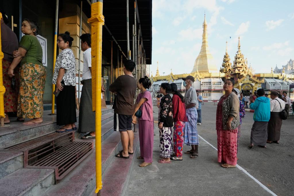 Wähler stellen sich in Yangon, Myanmar, an einem Wahllokal an. - Foto: Thein Zaw/AP/dpa
