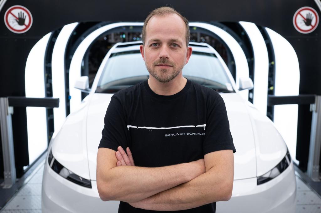 Der Werksleiter der Tesla-Fabrik in Grünheide, André Thierig, äußert sich zur Entlohnung. (Archivbild) - Foto: Sebastian Gollnow/dpa