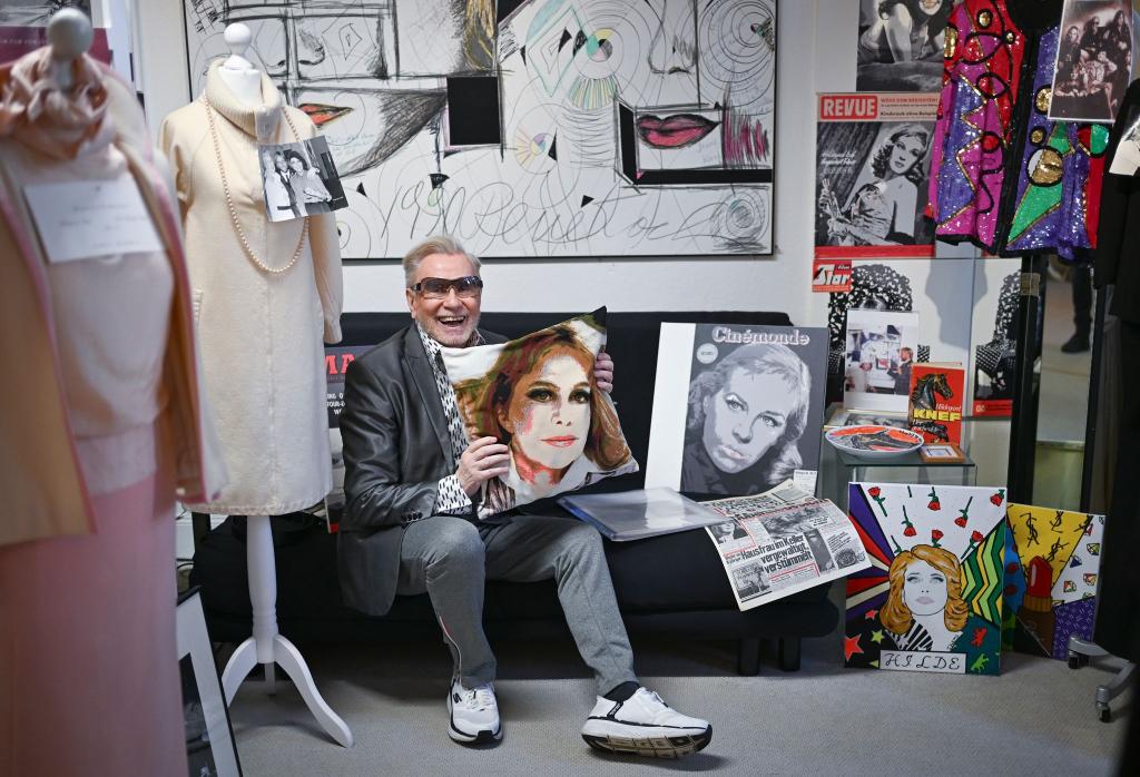 Ein kleiner Schrein: Visagist René Koch erinnert an seine Hilde. - Foto: Jens Kalaene/dpa