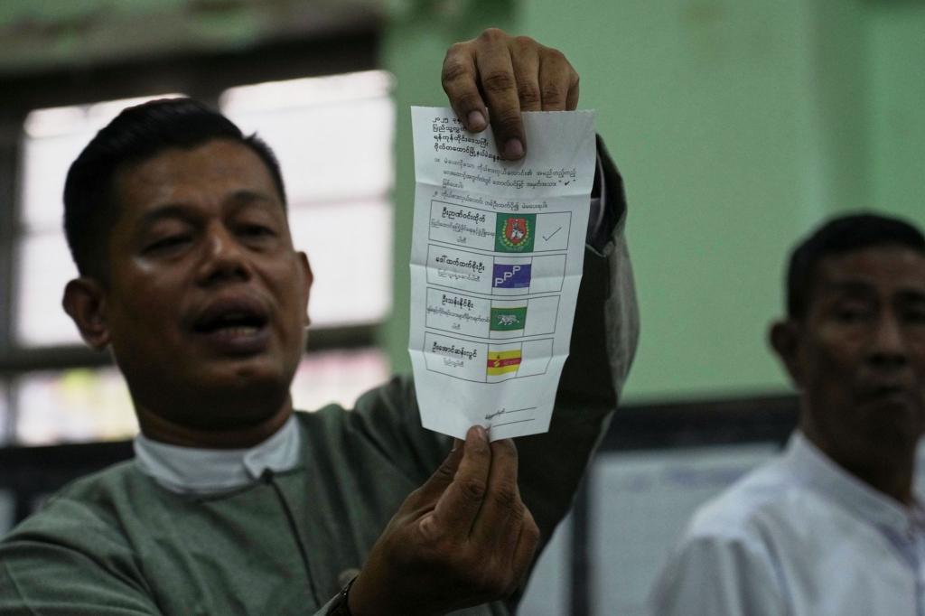Beobachtern zufolge sollen viele Wähler von der Junta eingeschüchtert worden sein. - Foto: Thein Zaw/AP/dpa
