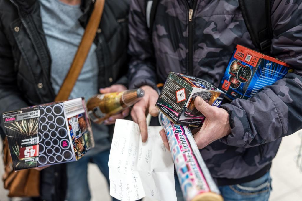 Am Montag startet der Verkauf von Silvesterfeuerwerk offiziell. (Archivbild) - Foto: Frank Hammerschmidt/dpa