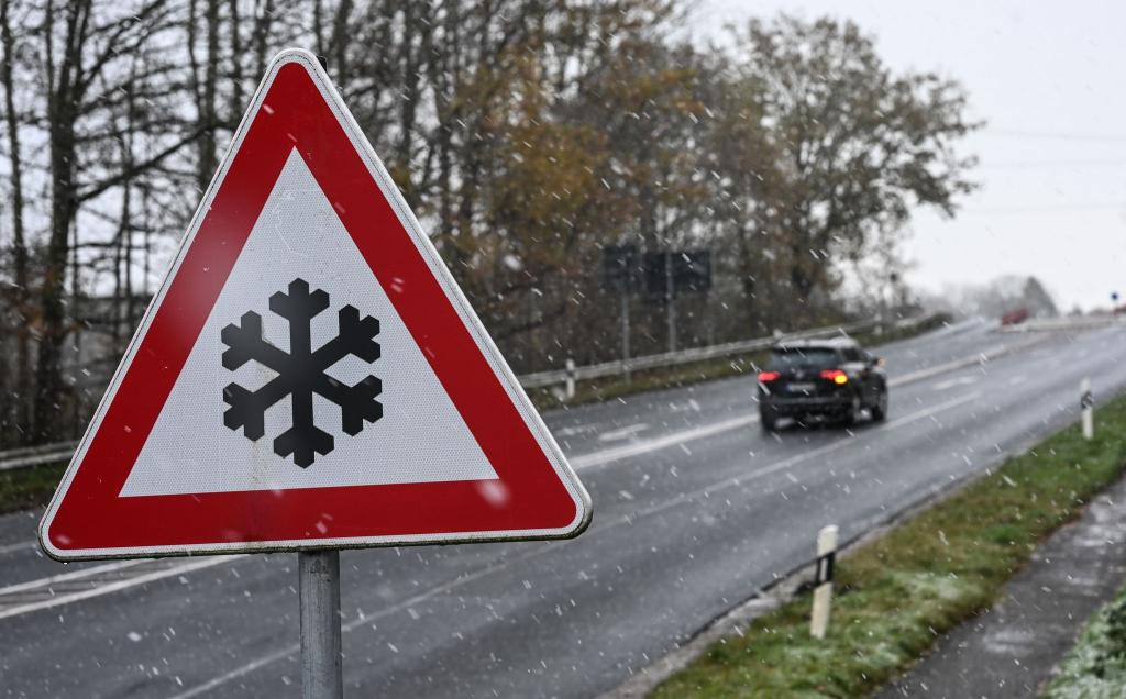 Wegen Glatteis ist es in Sachsen zu dutzenden Unfällen gekommen. - Foto: Lars Penning/dpa