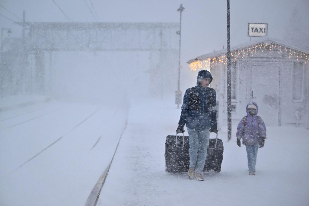 In Skandinavien waren zeitweise mehr als 100.000 Haushalte ohne Strom. - Foto: Pontus Lundahl/TT News Agency/AP/dpa