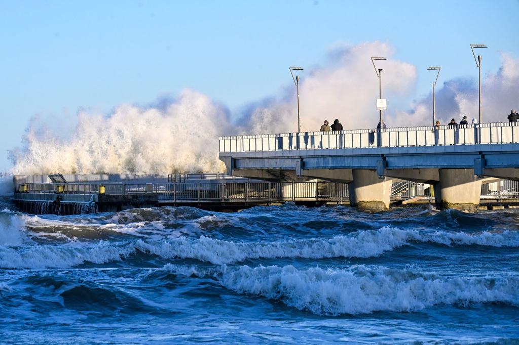 Vom Sturmwetter besonders stark betroffen ist die Ostseeküste Polens - wie hier das Ostseebad Kolberg. - Foto: Piotr Kowala/PAP/dpa