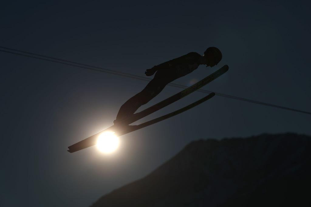 Karl Geiger legt einen schwachen Quali-Sprung hin. - Foto: Daniel Karmann/dpa