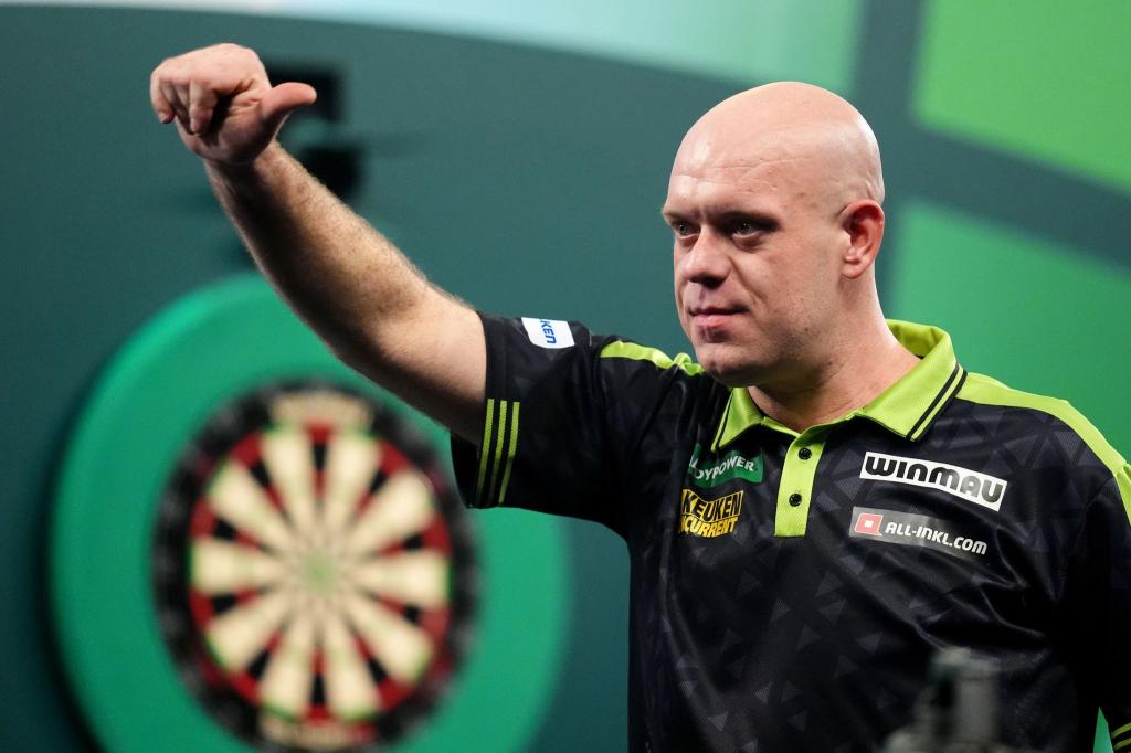 Der Niederländer Michael van Gerwen feiert seinen Sieg über den Deutschen Arno Merk. - Foto: John Walton/PA/AP/dpa