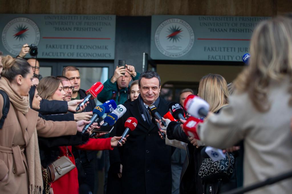 Kosovos Ministerpräsident Kurti sichert sich bei der Neuwahl in seinem Land ein weiteres Regierungsmandat. - Foto: Visar Kryeziu/AP/dpa