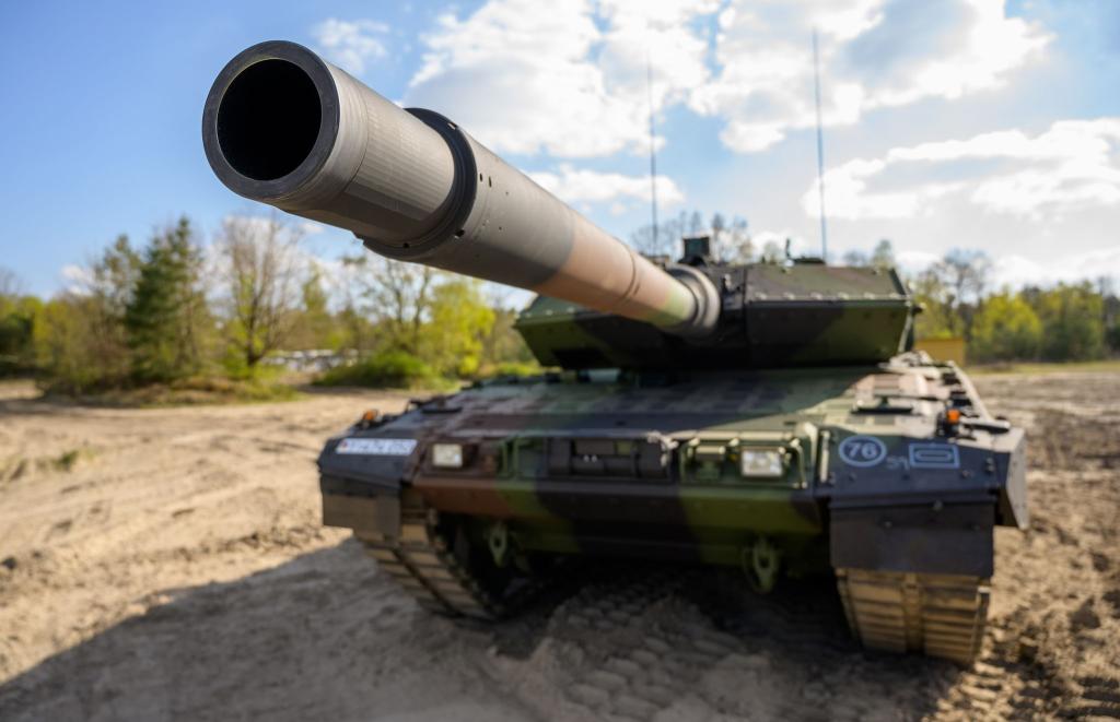 Kampfpanzer vom Typ Leopard 2 zählen zu den Exportschlagern der deutschen Rüstungsindustrie. - Foto: Philipp Schulze/dpa