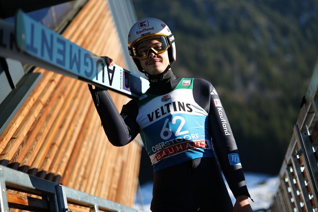 Philipp Raimund fällt nicht nur wegen seiner guten Skisprung-Form auf. - Foto: Daniel Karmann/dpa