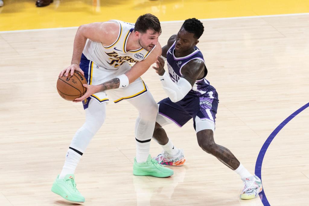 Dennis Schröder (rechts) musste sich mit Sacramento den Los Angeles Lakers und Luka Doncic klar geschlagen geben. - Foto: Ringo Chiu/ZUMA Press Wire/dpa