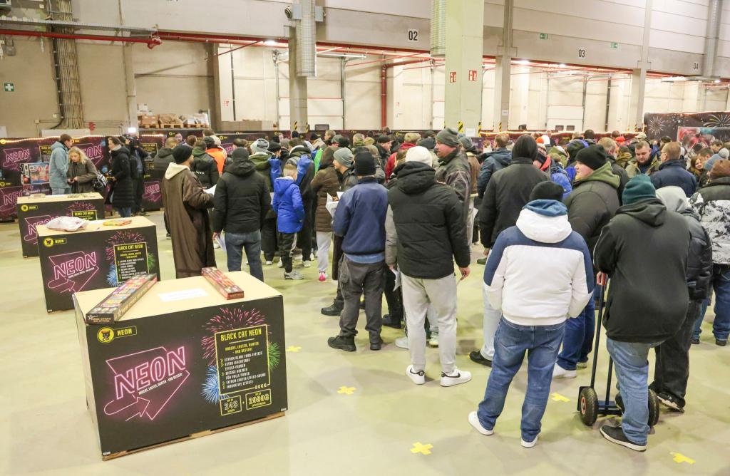 Mancherorts bildeten sich in der Nacht lange Schlangen. - Foto: Focke Strangmann/dpa