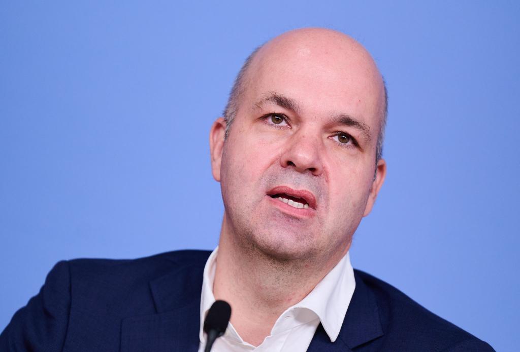 DIW-Chef Fratzscher sieht in der Debatte um Feiertage, die nachgeholt werden, wenig Sinn. - Foto: Annette Riedl/dpa