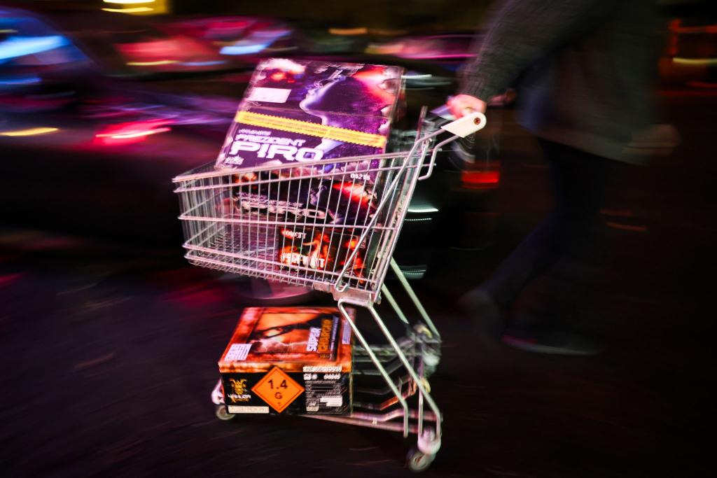 Zum Verkaufsstart gab es vielerorts Warteschlangen. - Foto: Christian Charisius/dpa