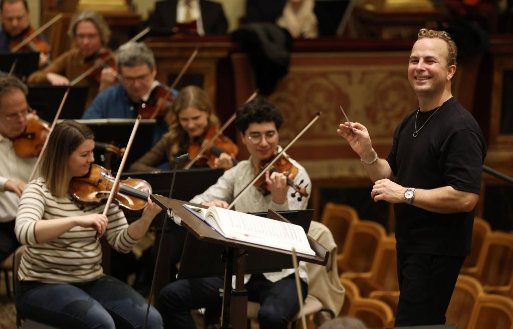 Der Kanadier Yannick Nézet-Séguin dirigiert erstmals das Neujahrskonzert aus Wien - Foto: Dieter Nagl/WIENER PHILHARMONIKER/APA/dpa