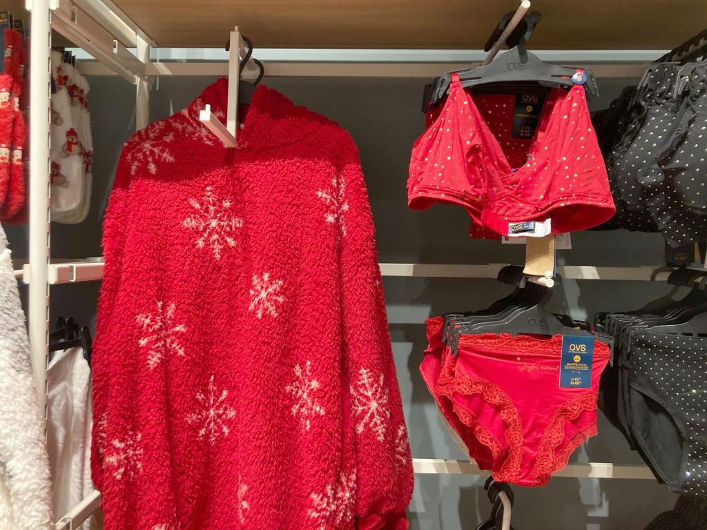 Geschenkte rote Unterwäsche, in der Silvesternacht getragen, soll Glück im neuen Jahr bringen. - Foto: Sabine Dobel/dpa