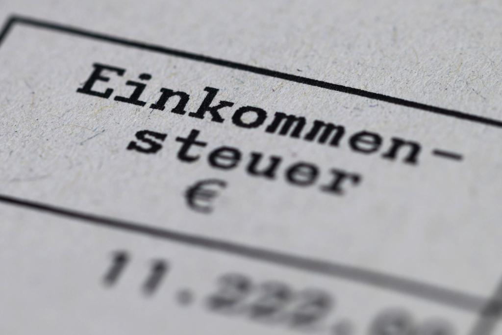 Über 80 Prozent der deutschen Unternehmen finden laut einer Befragung des Ifo-Instituts im Auftrag der Stiftung Familienunternehmen auch die Steuern für ihre Arbeitnehmer zu hoch. (Symbolbild) - Foto: Robert Michael/dpa