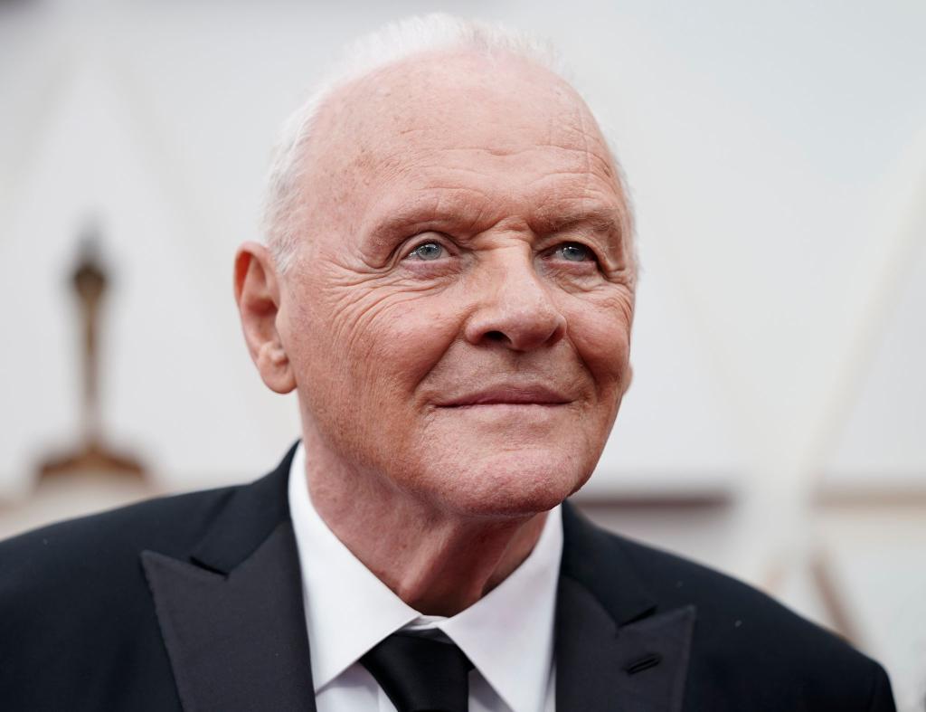 Anthony Hopkins schaute vor 50 Jahren das letzte Mal zu tief ins Glas und wäre danach fast gestorben. (Archivbild) - Foto: Jae C. Hong/Invision/AP/dpa
