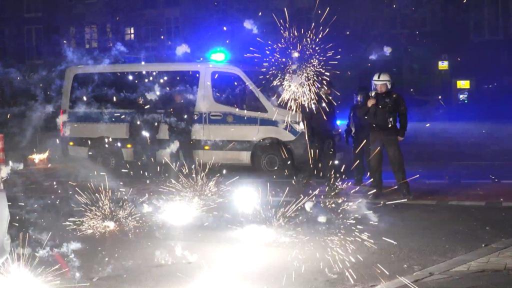 Polizisten, Feuerwehrleute, Ärzte und andere Helfer geraten in Silvesternächten immer wieder in gefährliche Situationen und werden gezielt attackiert. (Archivfoto) - Foto: Julius-Christian Schreiner/TNN/dpa