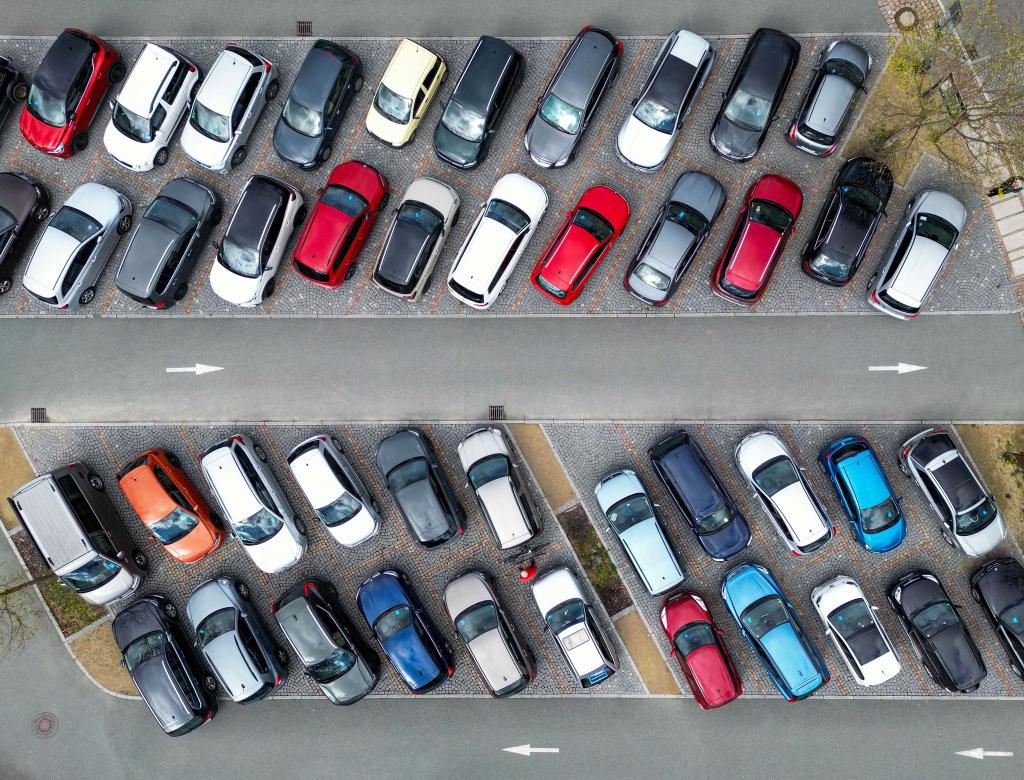 Bei Pkw-Neuzulassungen dominieren weiter gedeckte Lackierungen. (Archivbild) - Foto: Jan Woitas/dpa