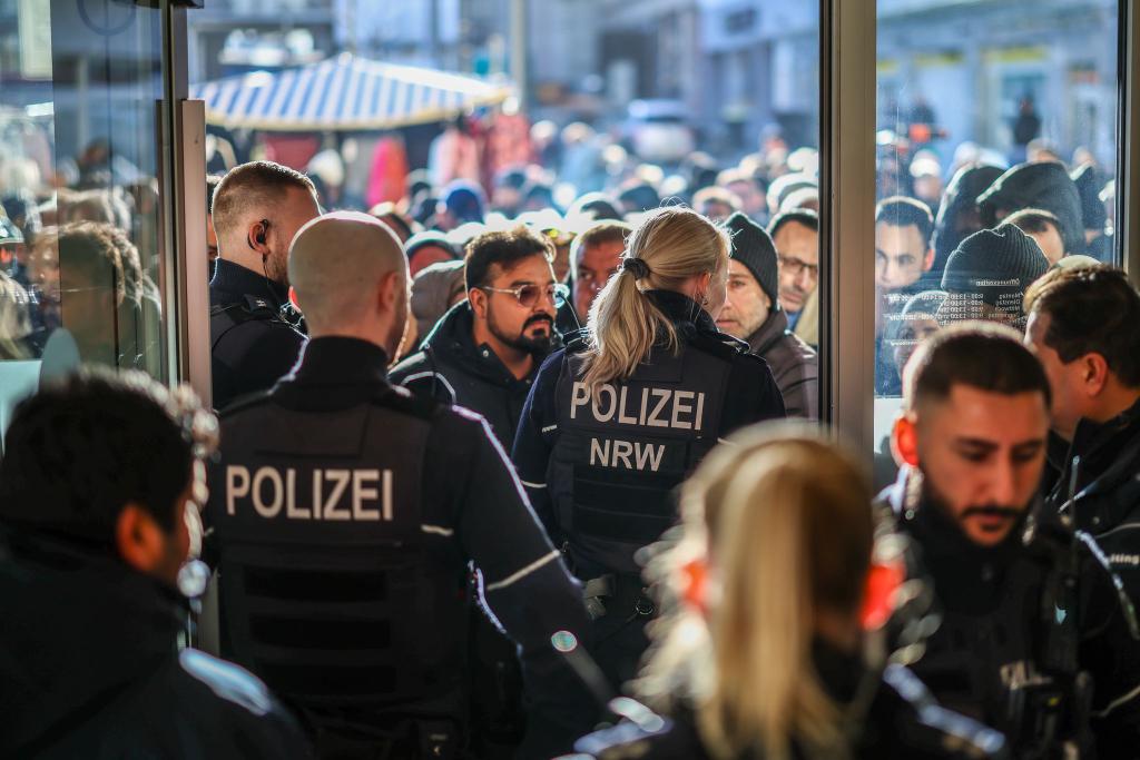 Polizeieinsatz an der Sparkassenfiliale in Gelsenkirchen-Buer. Eine große Menschenmenge versammelte sich vor der Filiale. - Foto: Christoph Reichwein/dpa