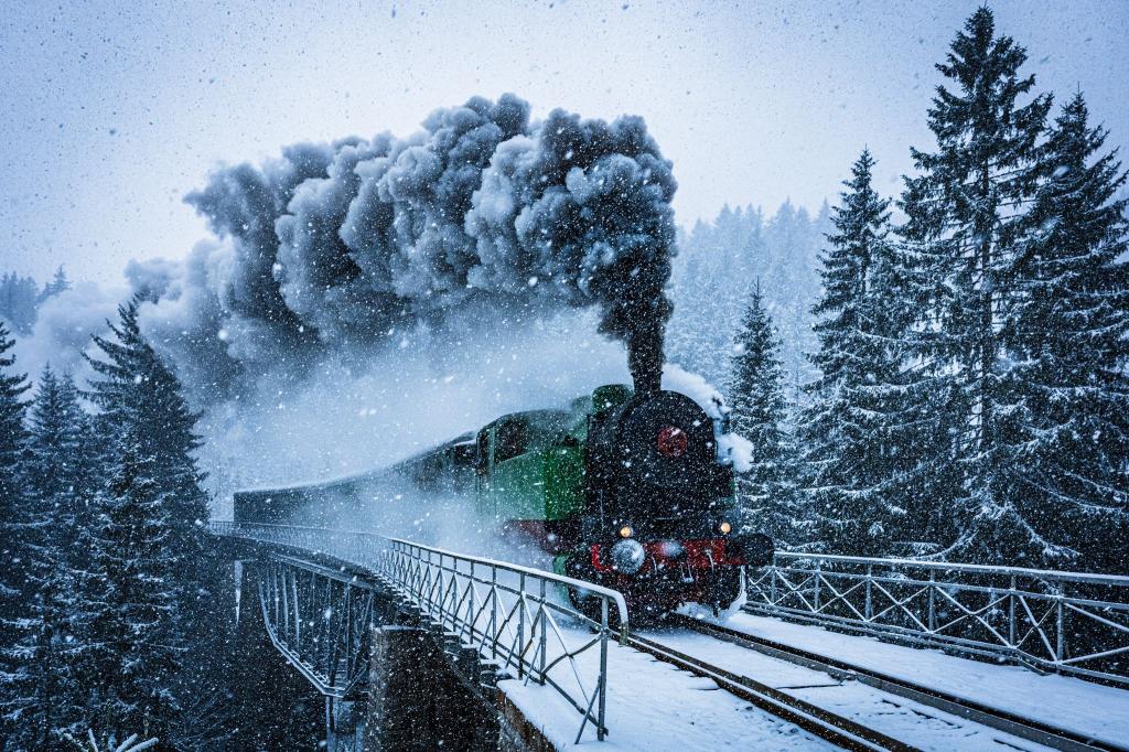 Winterwunderwelt: Eine historische Dampflokomotive fährt in Tschechien durch die verschneite Landschaft. - Foto: Radek Petrášek/CTK/dpa