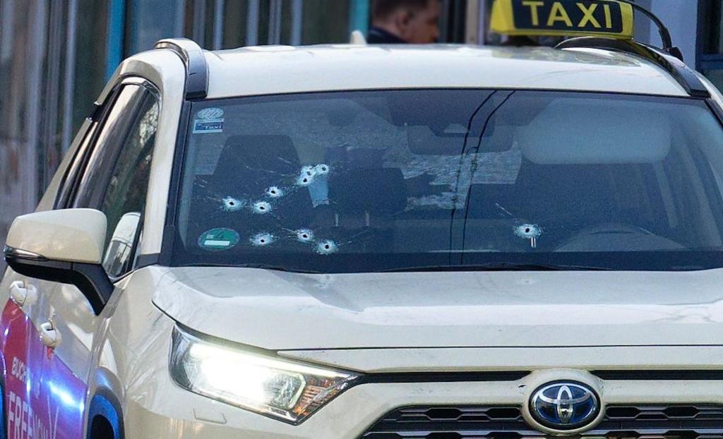 Auf das Taxi wurden mehrere Schüsse abgegeben - vor allem auf die Beifahrerseite. - Foto: Henning Kaiser/dpa